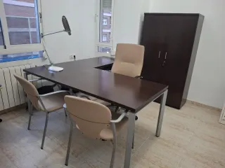 Mesa de oficina, cajonera sillas y armario