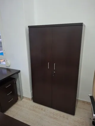 Mesa de oficina, cajonera sillas y armario