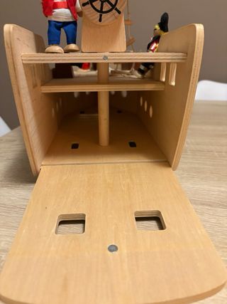 Barco Pirata de Madera con Figuras