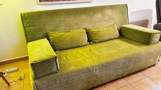 Sofá cama 3 plazas verde con funda y cojines