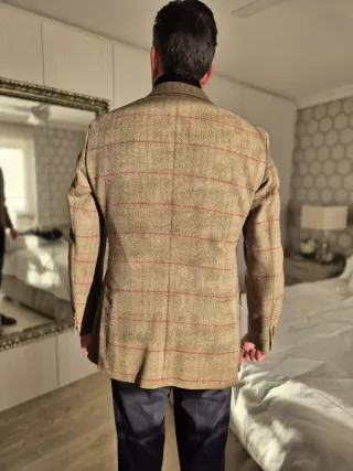 Americana de cuadros beige y granate