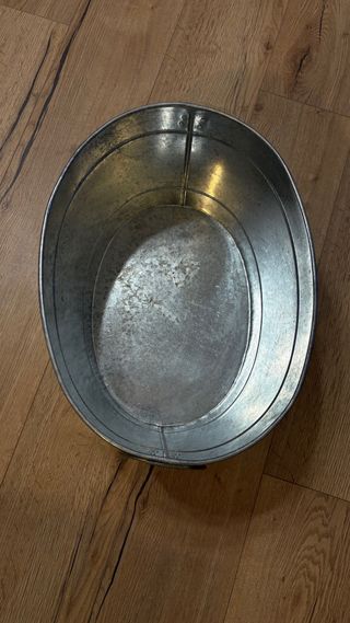 Cubo metálico con asas