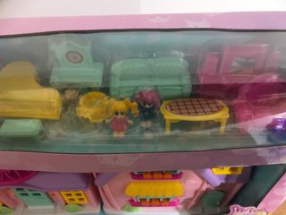 Casita de juguete con figuras y mobiliario