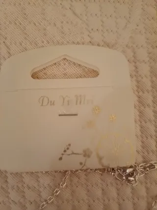 Colgante imitación Lollipol con figura de muñeca.