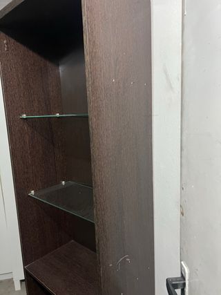 Estantería marrón con baldas de cristal