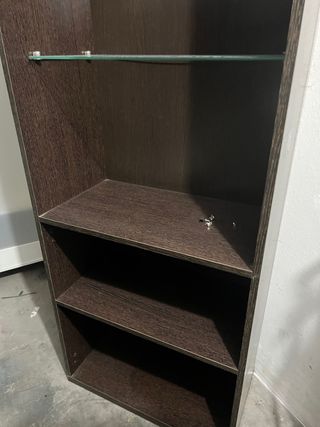 Estantería marrón con baldas de cristal