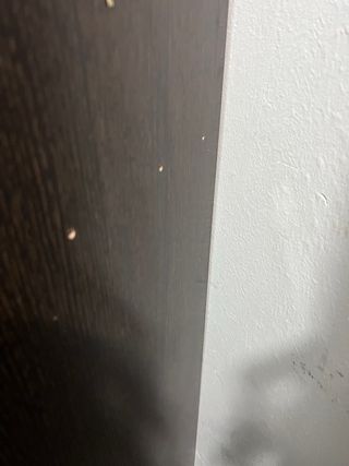 Estantería marrón con baldas de cristal