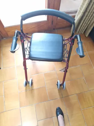 Andador con asiento y cesta nuevo a estrenar