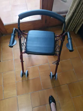 Andador con asiento y cesta nuevo a estrenar