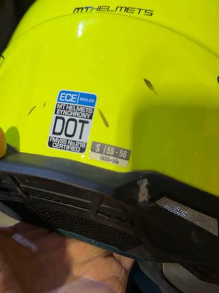 Casco MT Amarillo con Cuernos