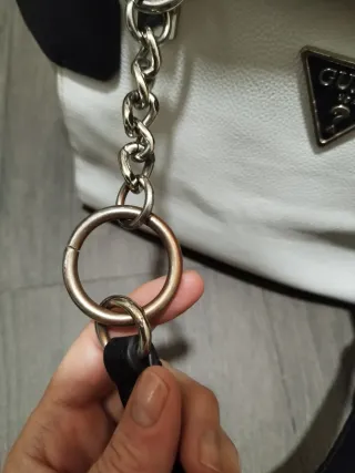 Bolso Guess blanco y negro con pañuelo