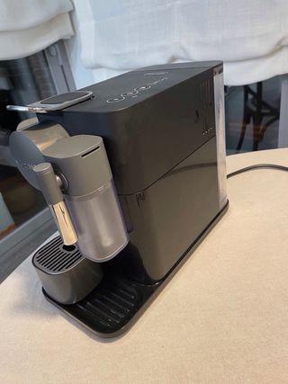 Cafetera Nespresso DeLonghi Lattissima One