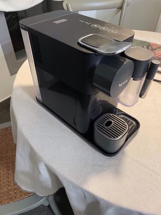 Cafetera Nespresso DeLonghi Lattissima One