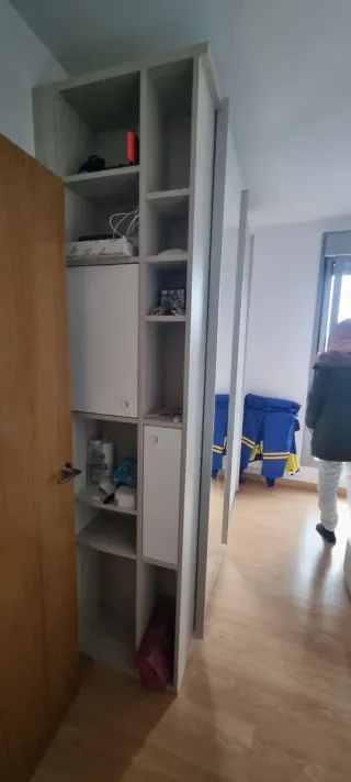 Armario blanco con cajones