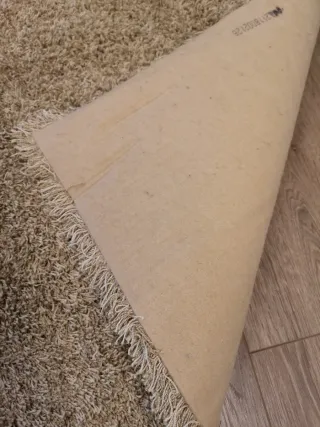 Alfombra pelo largo beige hecha a medida.