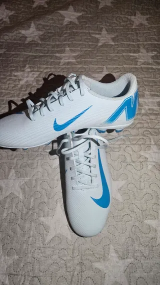 Zapatillas de fútbol Nike blancas y azules