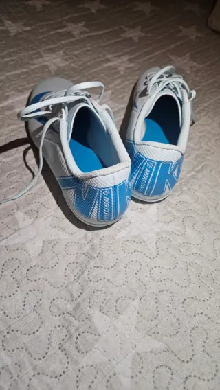 Zapatillas de fútbol Nike blancas y azules