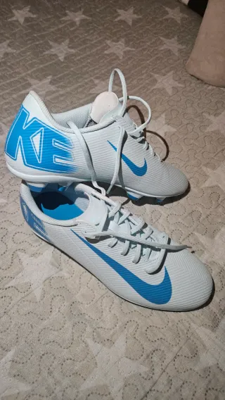 Zapatillas de fútbol Nike blancas y azules