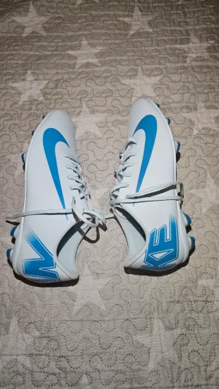 Zapatillas de fútbol Nike blancas y azules