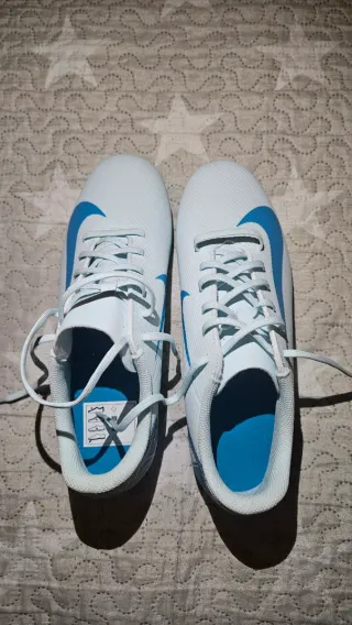 Zapatillas de fútbol Nike blancas y azules