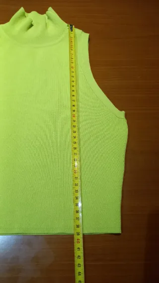 Top Zara cuello alto sin mangas verde lima