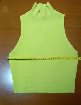 Top Zara cuello alto sin mangas verde lima