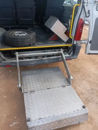 Rampa eléctrica furgoneta PMR