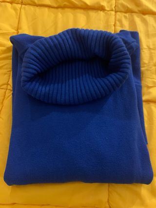 Jersey azul cuello alto