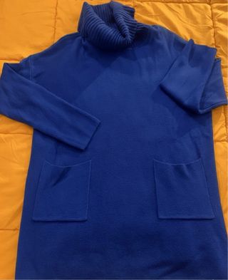 Jersey azul cuello alto
