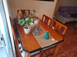 mesa extensible y 6 sillas sillas.