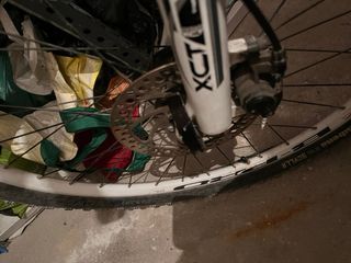 Bicicleta de montaña azul y negra