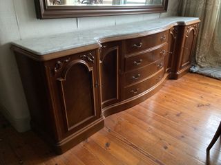 Mueble de comedor curvo con mármol