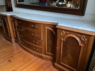 Mueble de comedor curvo con mármol