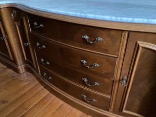 Mueble de comedor curvo con mármol