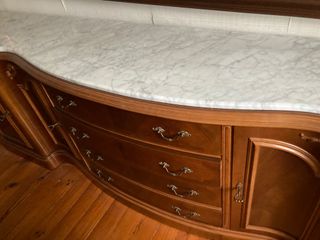 Mueble de comedor curvo con mármol