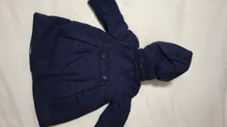 Abrigo marca Prenatal, bebé azul con capucha