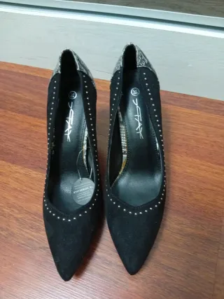 Zapatos negros tacón alto con tachuelas