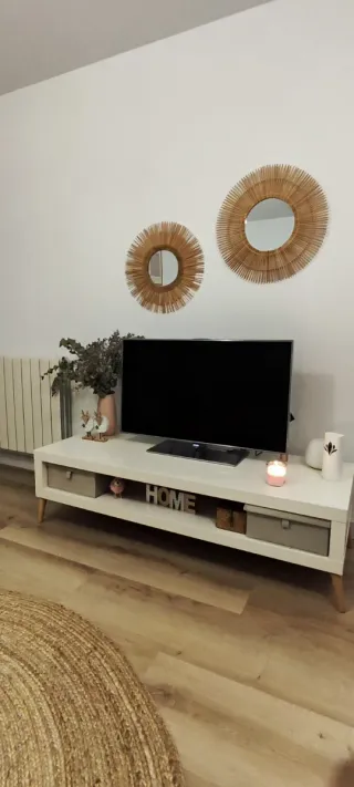 Mueble TV Ikea con patas madera 55x35x149