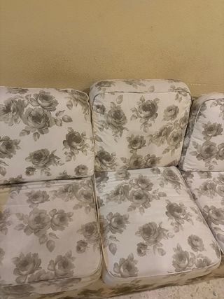 Sofá de tela beige y gris con estampado floral