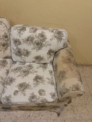 Sofá de tela beige y gris con estampado floral