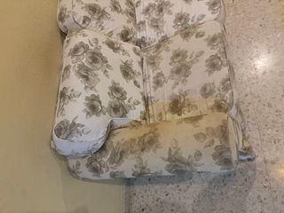 Sofá de tela beige y gris con estampado floral