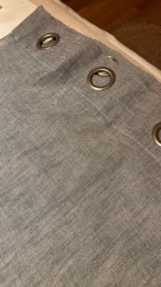 Cortinas grises con ojales