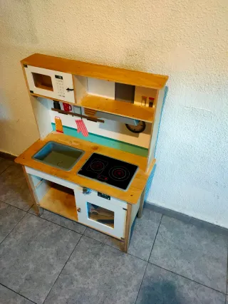 Mesa y silla infantil madera practicamente nueva
