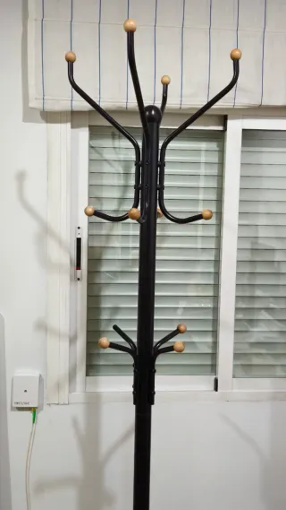 Perchero de pie negro