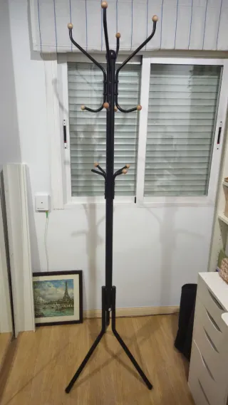 Perchero de pie negro