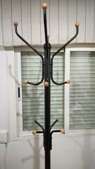 Perchero de pie negro