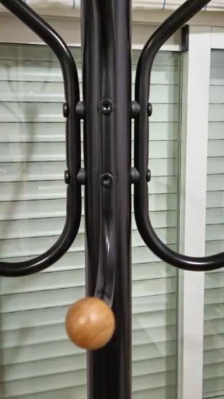 Perchero de pie negro