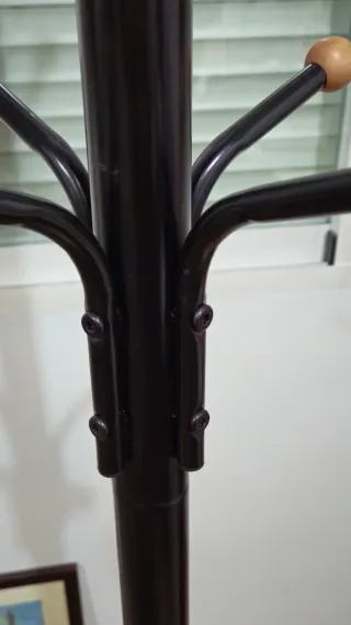 Perchero de pie negro