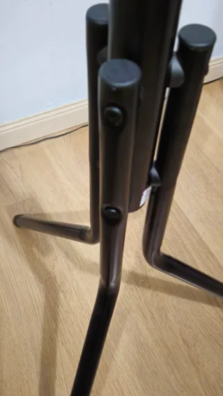 Perchero de pie negro