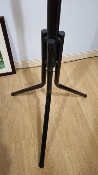 Perchero de pie negro